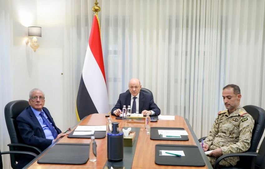 الرئيس العليمي يشيد بكفاءة القوات المسلحة ويوجه بتسريع تنفيذ قراري العودة الآمنة والتعبئة العامة Image