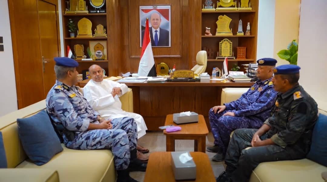 عضو مجلس القيادة محافظ حضرموت يبحث تعزيز التنسيق الأمني والمروري مع مدير عام شرطة الدوريات وأمن الطرق  Image