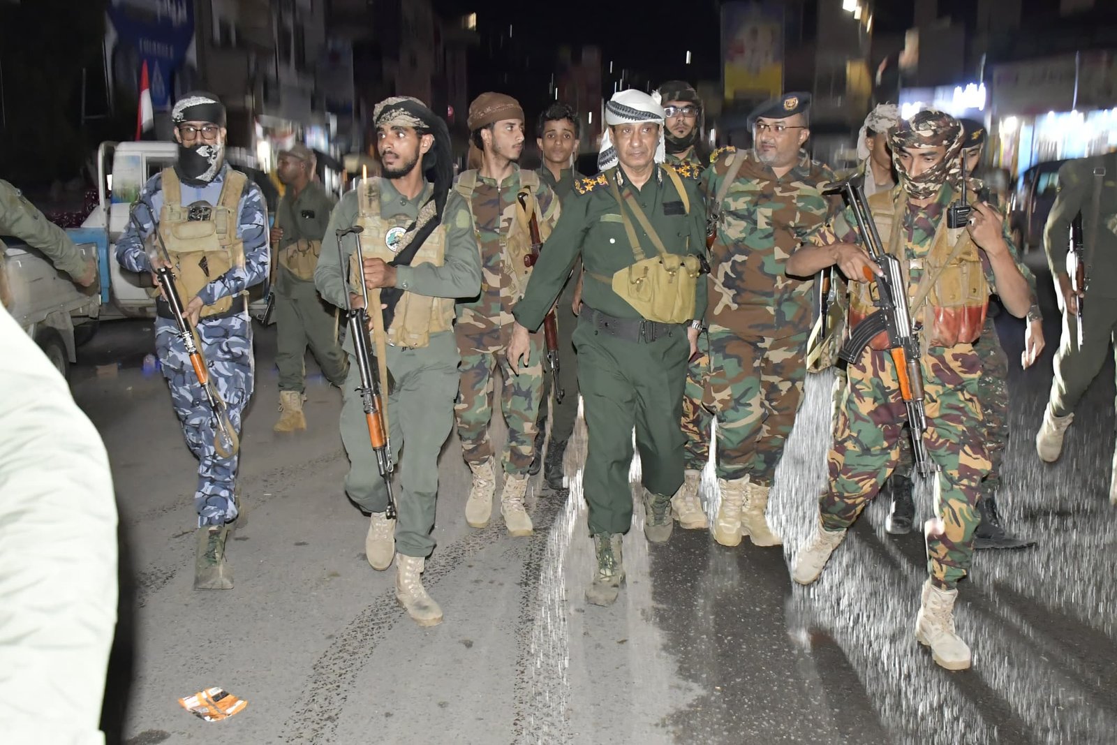 مدير عام شرطة تعز يتفقد النقاط الأمنية والأسواق خلال زيارة ليلية Image