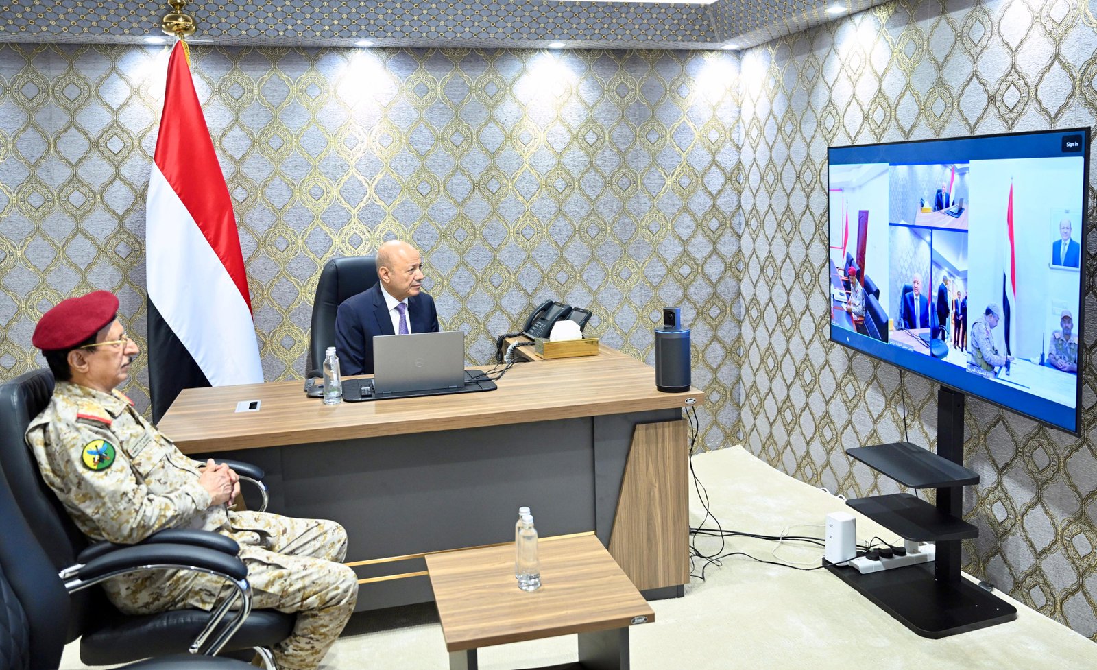 رئيس مجلس القيادة يتابع مستجدات عملية "فجر اليمن" ويشيد بانتصارات القوات المسلحة والإسناد الشامل من تحالف دعم الشرعية Image