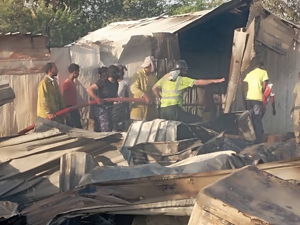الدفاع المدني بوادي حضرموت يخمد حريقاً التهم نحو 15 مسكناً في مخبم اللاجئين بسيئون Image