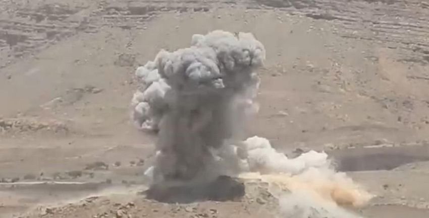 الطيران الحربي يستهدف مواقع وتمركزات لمليشيات الحوثي في عدة مناطق بتعز Image