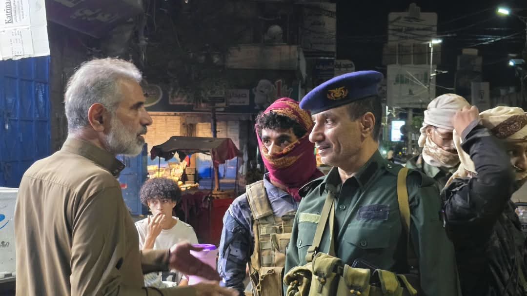 مدير عام شرطة تعز يتفقد الانتشار الأمني والنقاط الأمنية والأسواق العامة خلال جولة ليلية Image