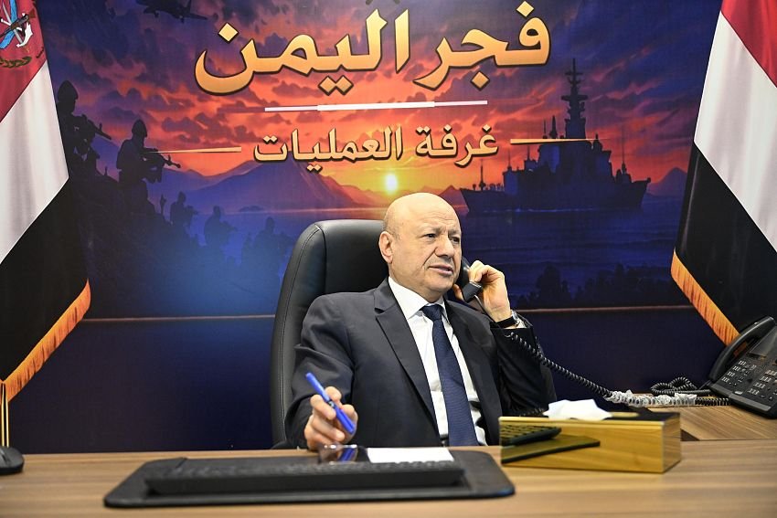 رئيس مجلس القيادة يوجه برعاية أسر شهداء وجرحى الهجوم الارهابي الحوثي في شبوة والرد الحازم على مرتكبيه Image