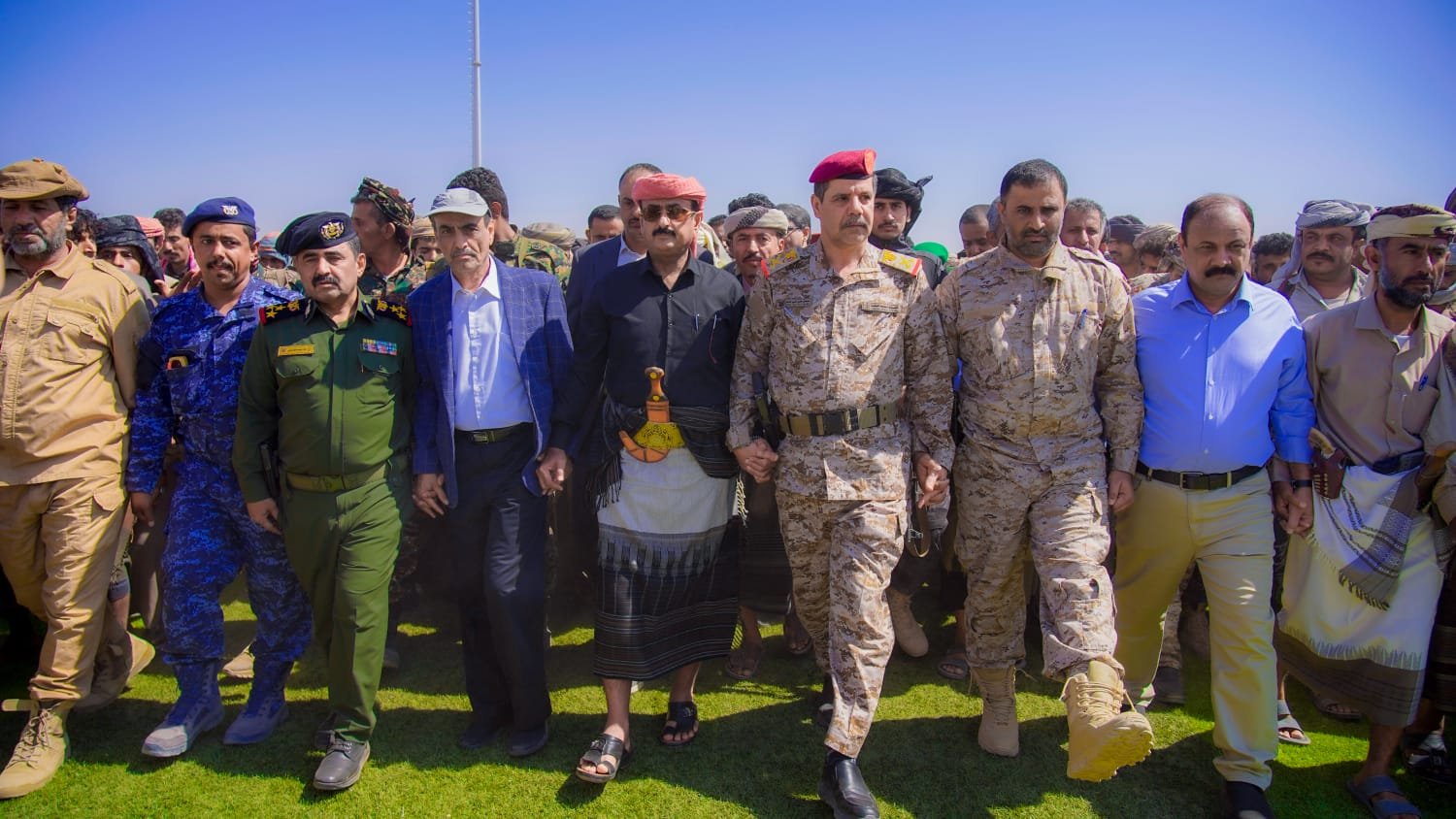 ​شبوة تودّع 75 شهيداً من منتسبي أمنها في موكب جنائزي مهيب تقدمه المحافظ بن الوزير Image