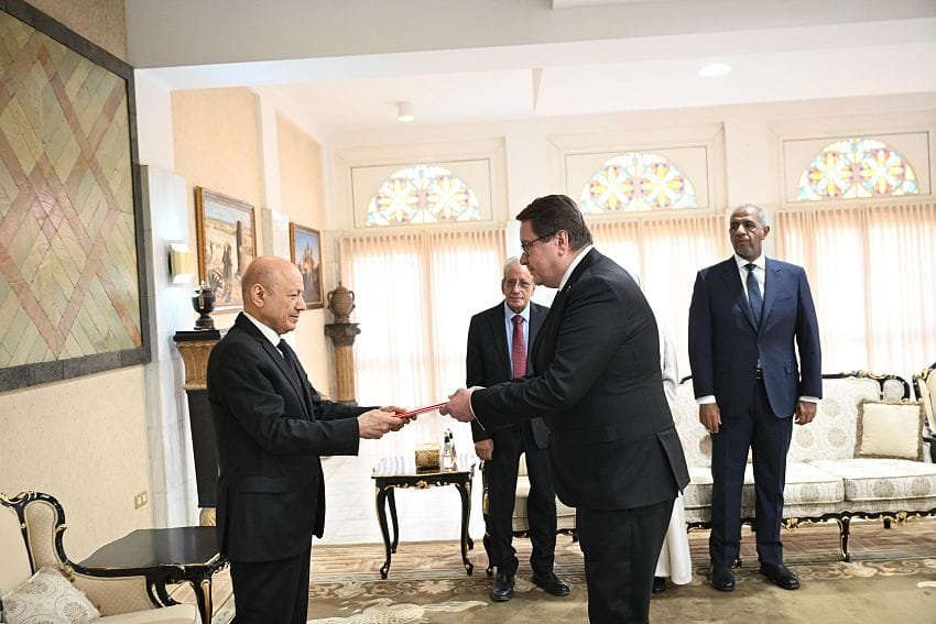 الرئيس العليمي : هجمات الميليشيا الحوثية على المطارات المدنية تستوجب وحدة العالم كوحدته ضد داعش والقاعدة Image