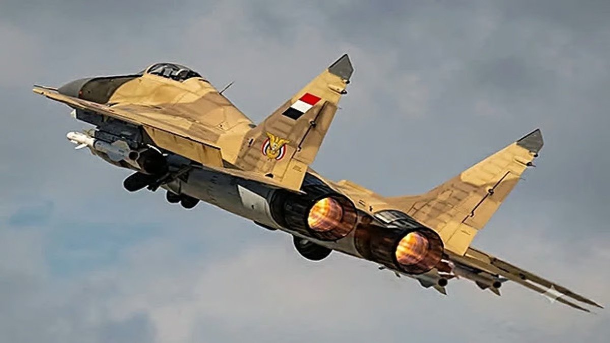الطيران الحربي يستهدف منصات صواريخ ورادارات وتعزيزات حوثية في محافظة تعز Image
