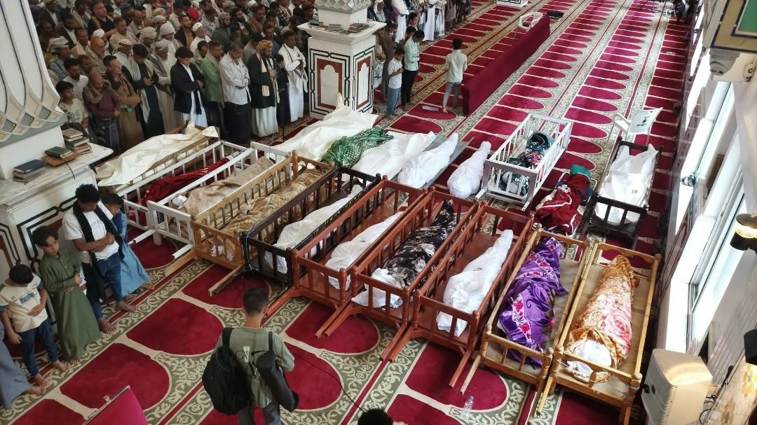أبناء تعز يشيعون جثامين 18 شهيداً معظمهم من المدنيين سقطوا بقصف مليشيا الحوثي Image