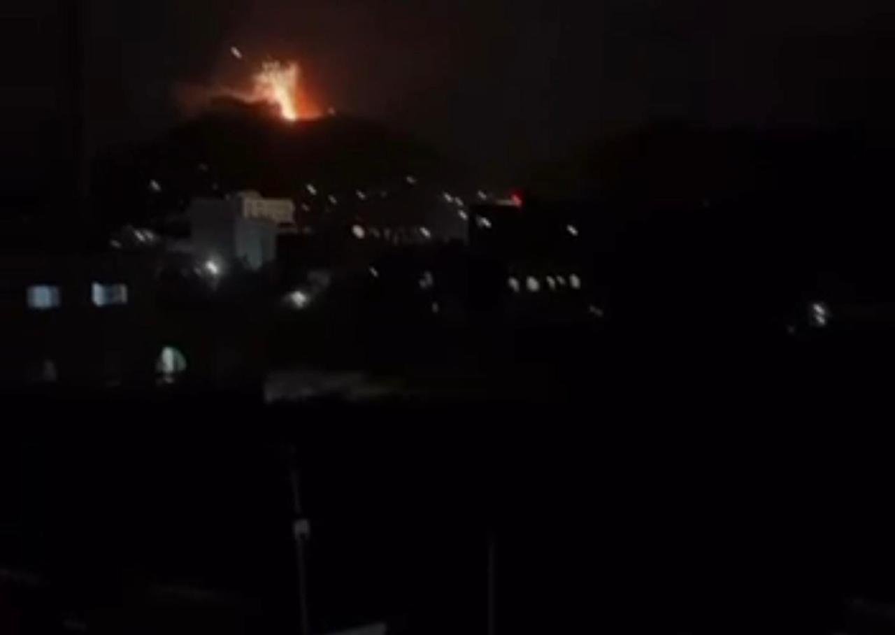 القوات المسلحة: استهداف مركز قياده وسيطرة ودبابتين في فندق سوفتيل بتعز Image
