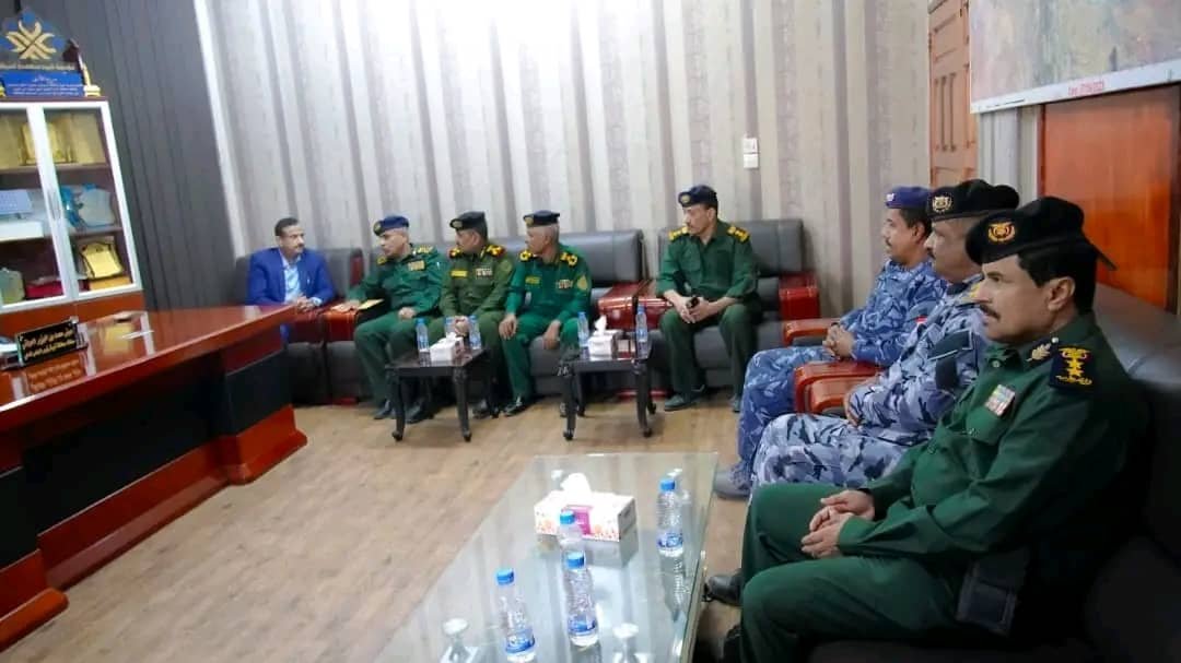 المحافظ بن الوزير يناقش مع لجنة وزارة الداخلية تعزيز الجاهزية الأمنية ورفع مستوى التنسيق بين الوحدات الأمنية Image