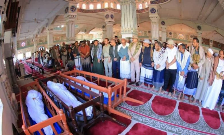 تشييع جثامين عدد من شهداء من القوات المسلحة والمقاومة الشعبية من أبناء مشرعة وحدنان بتعز  Image